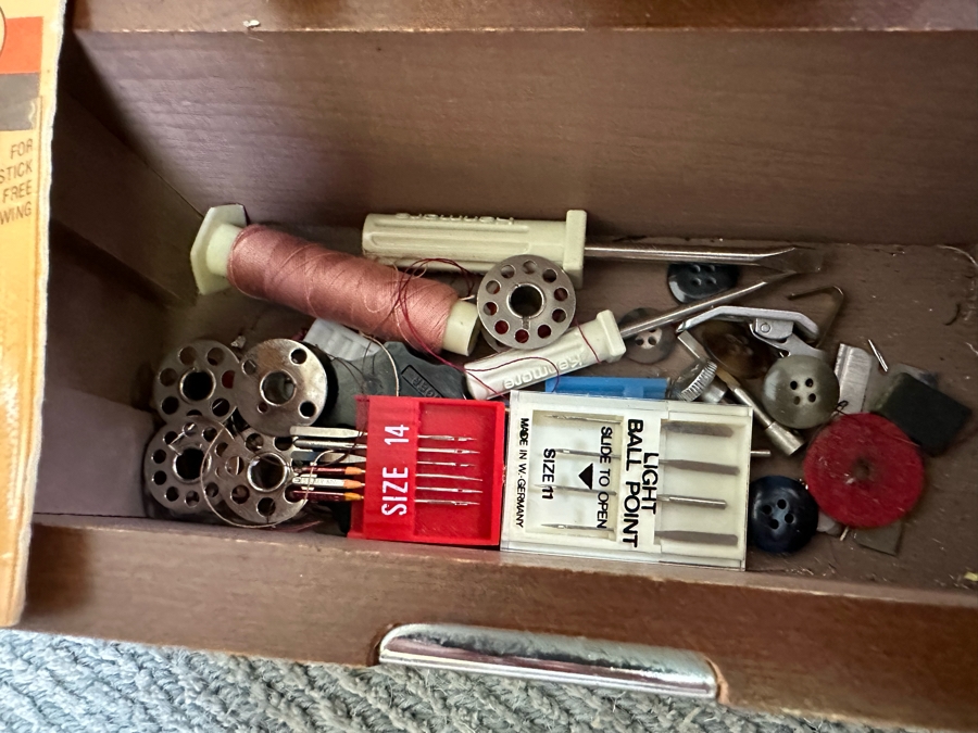 Vintage Mid-Century Singer Sewing Machine With Case [Photo 7]