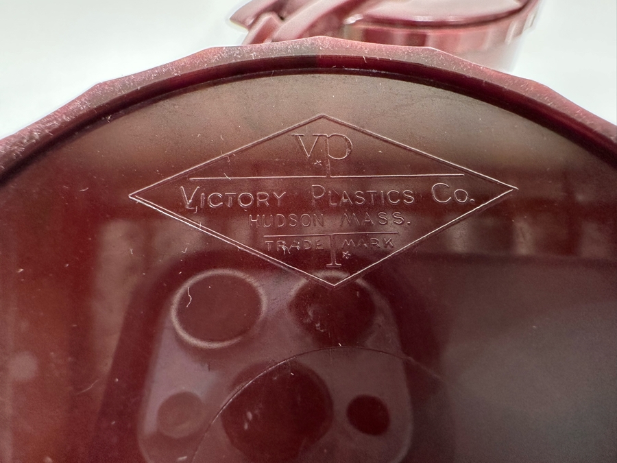 Pair Of Art Deco Victory Plastics Co VP Hudson MA Pitchers 7H With Tray [Photo 12]