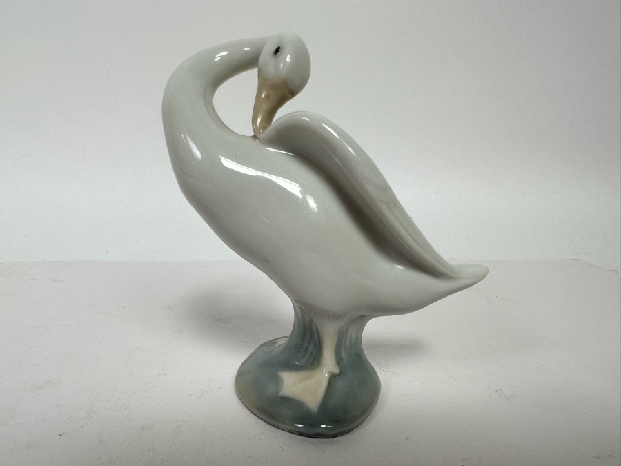 Lladro Preening Goose Figurine 4H [Photo 2]