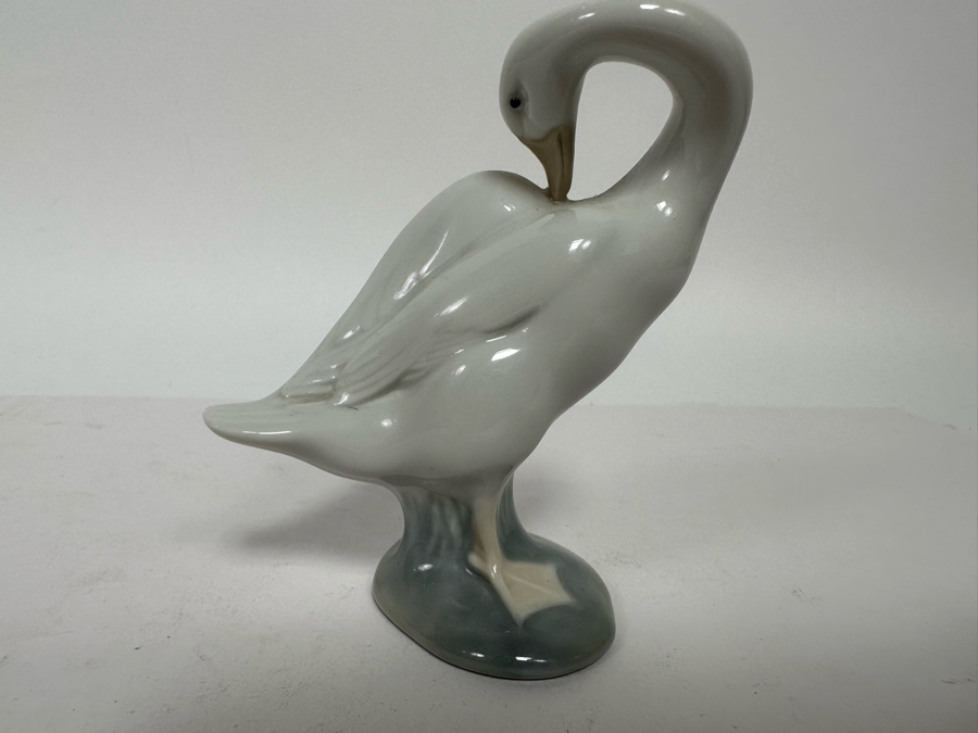 Lladro Preening Goose Figurine 4H [Photo 4]