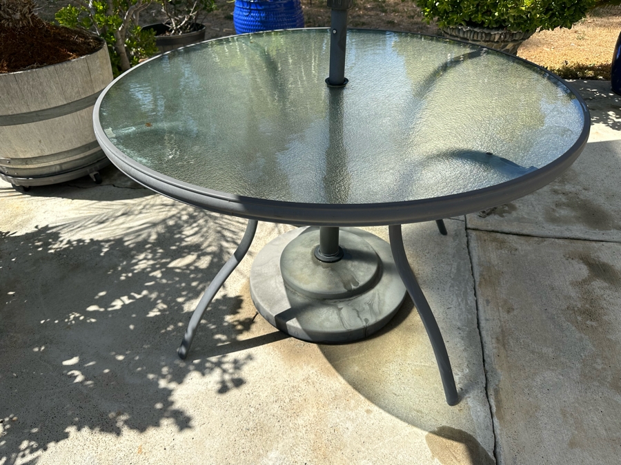 Outdoor Table 46R With Umbrella [Photo 4]