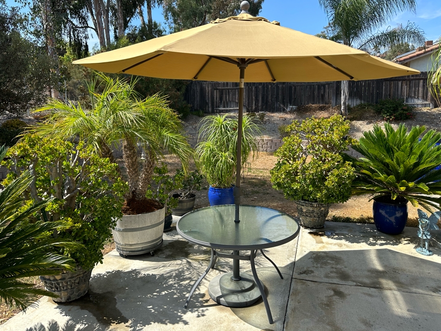 Outdoor Table 46R With Umbrella [Photo 2]