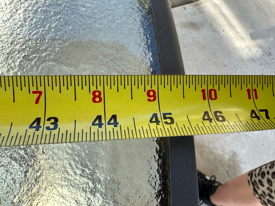 Outdoor Table 46R With Umbrella [Photo 5]