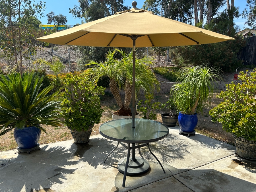 Outdoor Table 46R With Umbrella [Photo 1]