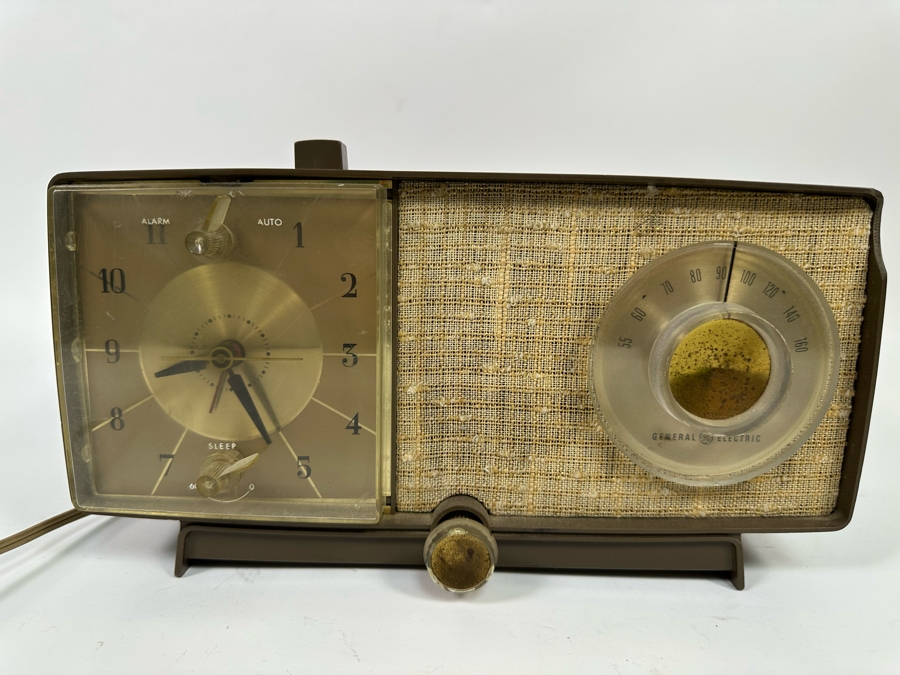 Last Minute Add - Mid-Century General Electric Vacuum Tube Alarm Clock Radio 11W X 6D X 5.5H [Photo 3]