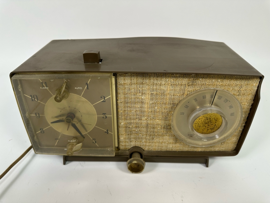 Last Minute Add - Mid-Century General Electric Vacuum Tube Alarm Clock Radio 11W X 6D X 5.5H [Photo 4]