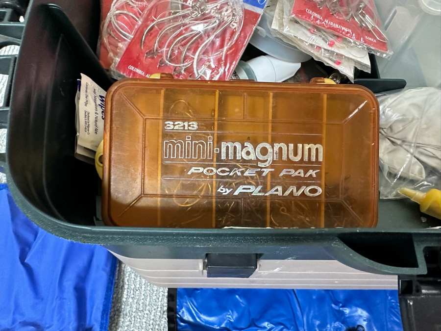 Large Collection Of Salt Water Fishing Tackle Including Big Game Fish Lures, Hooks, Swivels And Flambeau Tackle Box - See Photos [Photo 24]