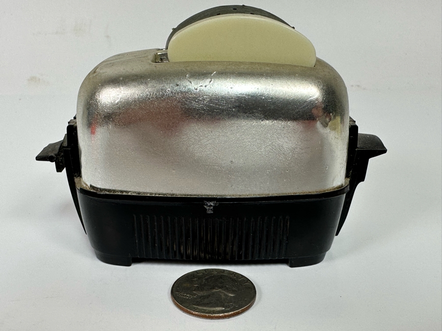 Vintage Toaster Salt & Pepper Shakers [Photo 4]