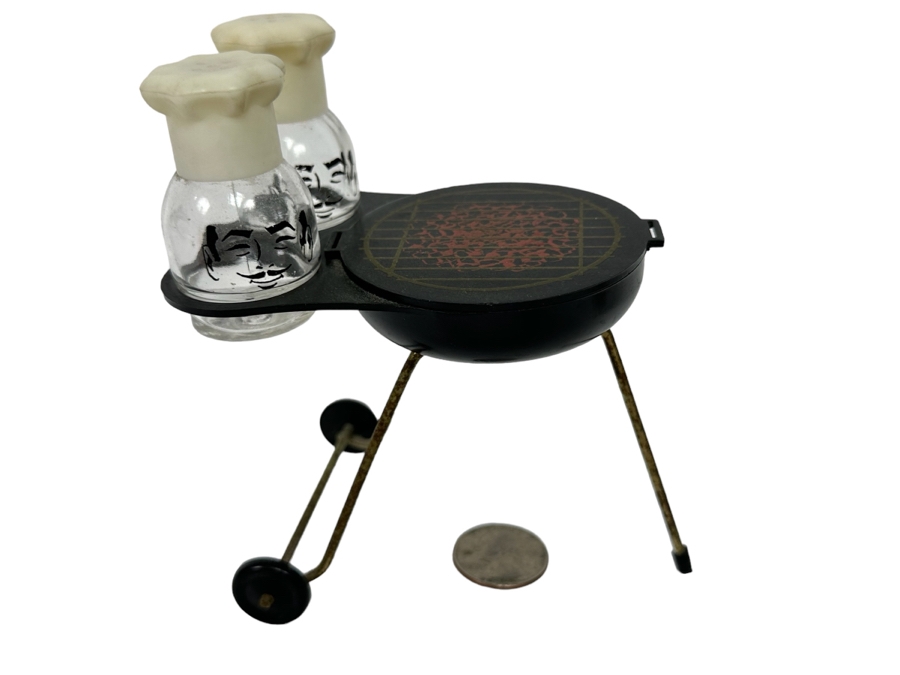 Vintage Mid-Century Grill Salt & Pepper Shakers 4W X 5H [Photo 1]