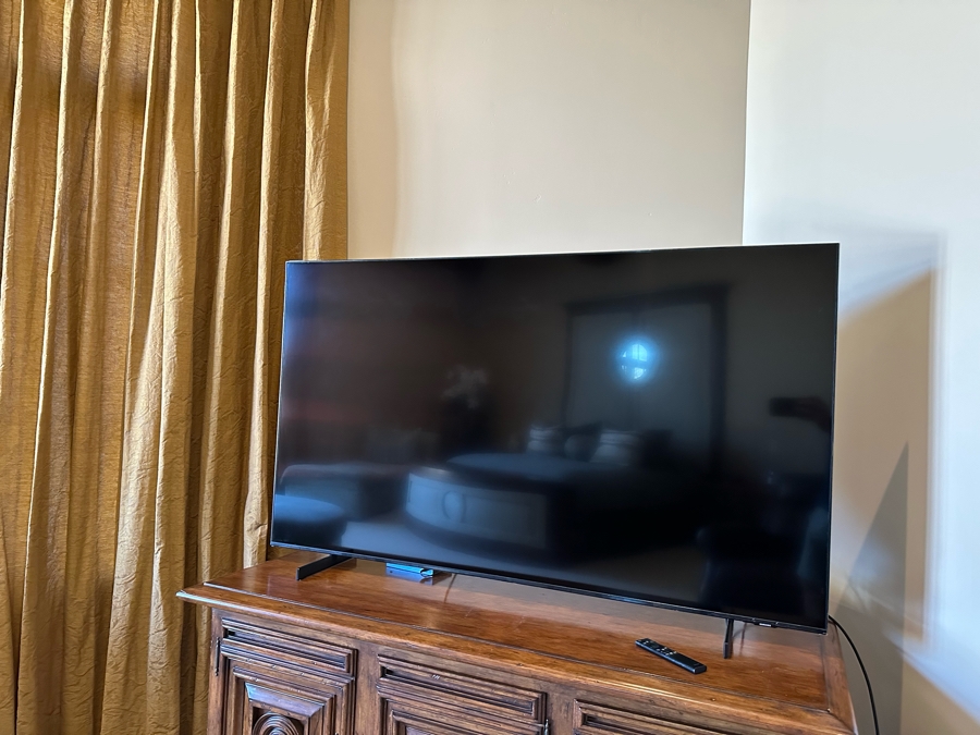 Samsung 65' Smart 4k UHD TV Model No UN65AU8000F [CR] [Photo 2]