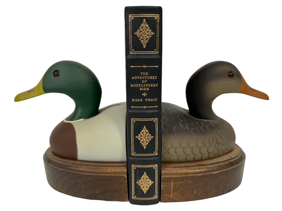 Pair Of Wooden Duck Decoy Bookends With Leatherbound The Adventures Of Huckleberry Finn Book By Mark Twain Franklin Mint [Photo 1]