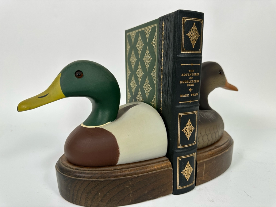 Pair Of Wooden Duck Decoy Bookends With Leatherbound The Adventures Of Huckleberry Finn Book By Mark Twain Franklin Mint [Photo 4]