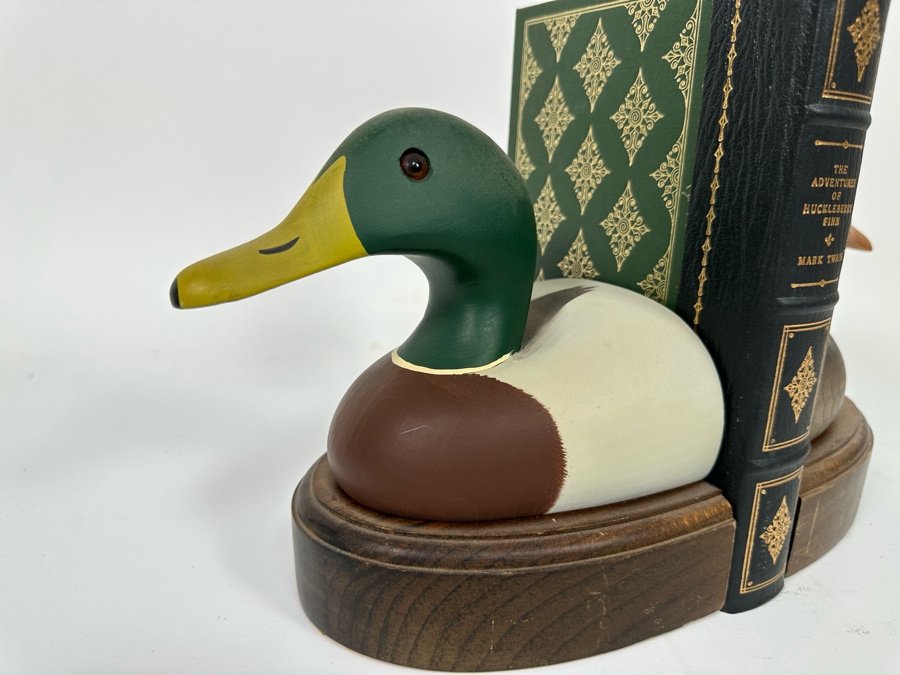Pair Of Wooden Duck Decoy Bookends With Leatherbound The Adventures Of Huckleberry Finn Book By Mark Twain Franklin Mint [Photo 5]