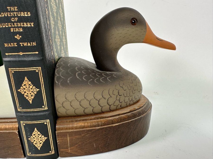 Pair Of Wooden Duck Decoy Bookends With Leatherbound The Adventures Of Huckleberry Finn Book By Mark Twain Franklin Mint [Photo 6]