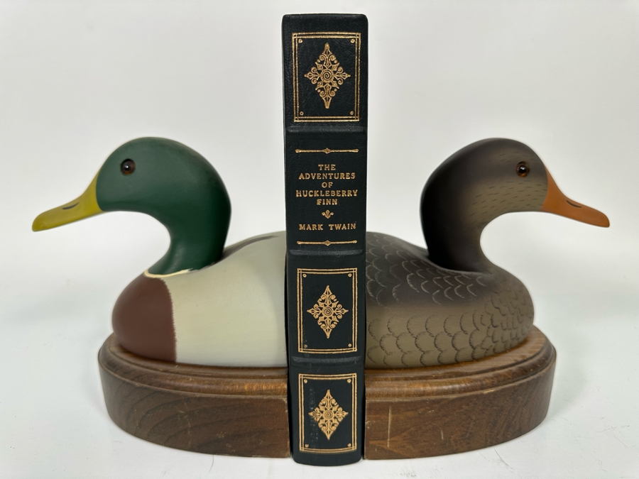Pair Of Wooden Duck Decoy Bookends With Leatherbound The Adventures Of Huckleberry Finn Book By Mark Twain Franklin Mint [Photo 3]