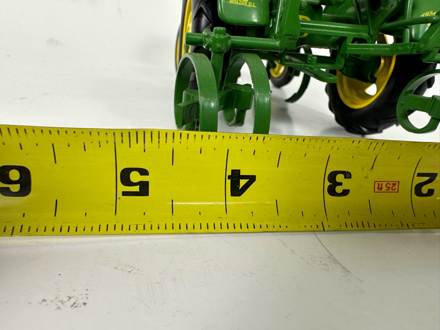 John Deere 1937 Model 62 Scale Model Tractor With Cultivator 1878 7W X 4.5D X 4H [Photo 12]