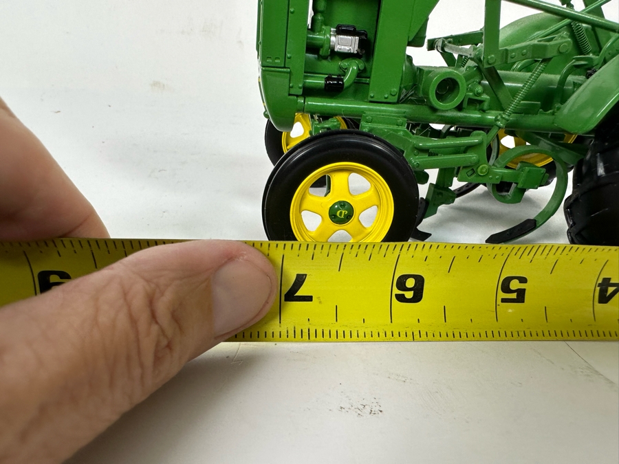 John Deere 1937 Model 62 Scale Model Tractor With Cultivator 1878 7W X 4.5D X 4H [Photo 11]