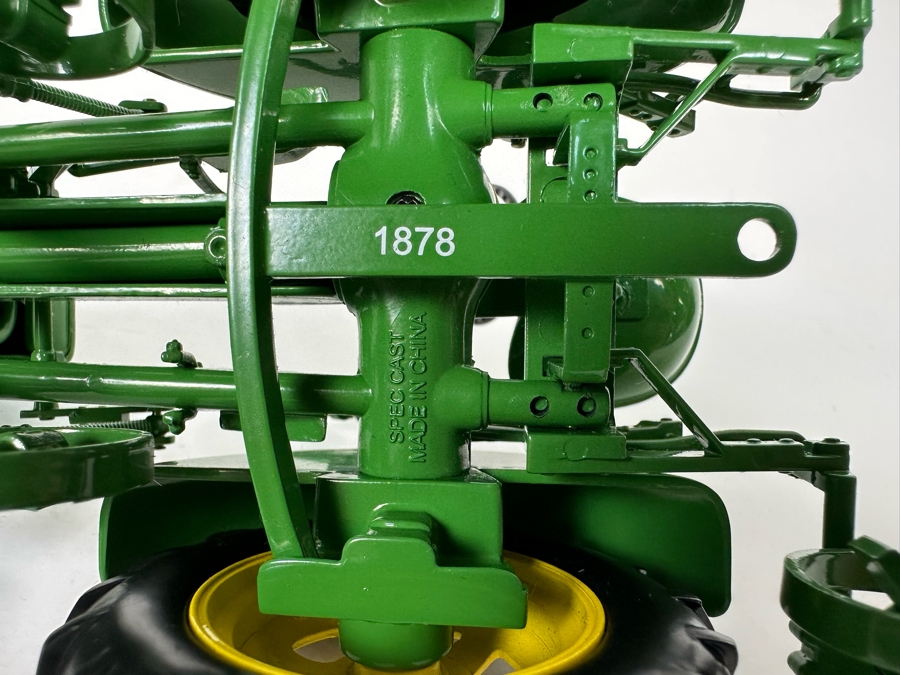 John Deere 1937 Model 62 Scale Model Tractor With Cultivator 1878 7W X 4.5D X 4H [Photo 10]
