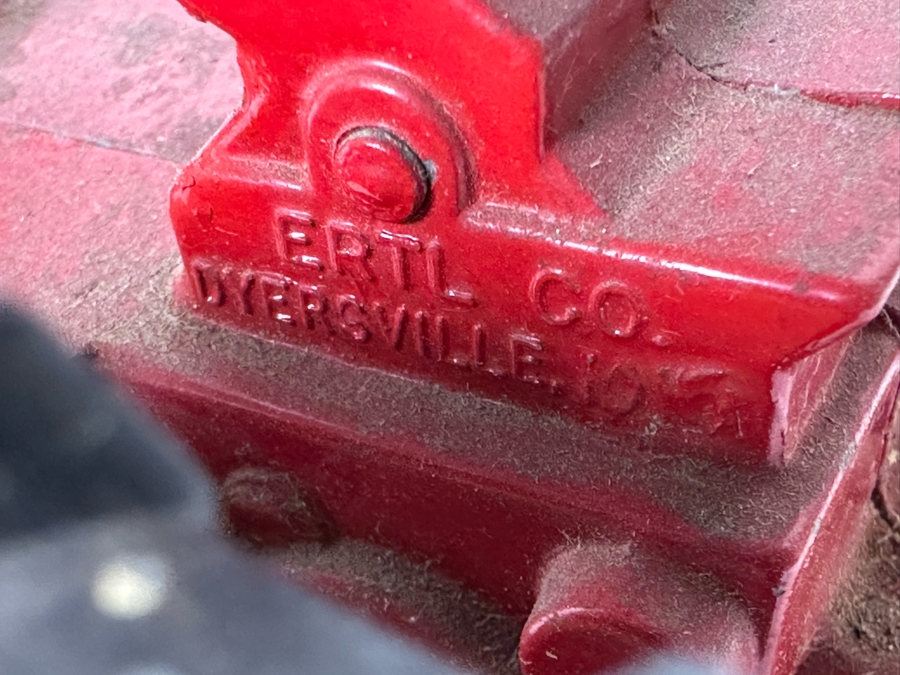 Vintage Ertl International Harvester Red Tractor Scale Model 1:16 8W X 5D X 4.5H [Photo 11]