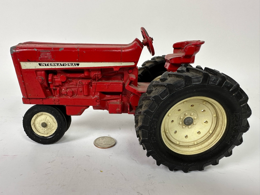 Vintage Ertl International Harvester Red Tractor Scale Model 1:16 8W X 5D X 4.5H [Photo 4]