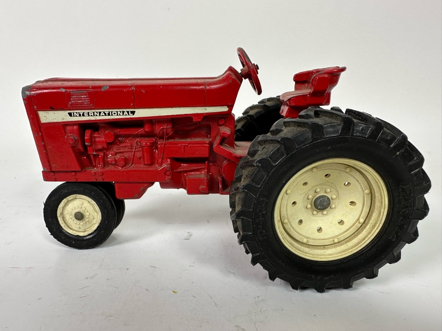 Vintage Ertl International Harvester Red Tractor Scale Model 1:16 8W X 5D X 4.5H [Photo 3]