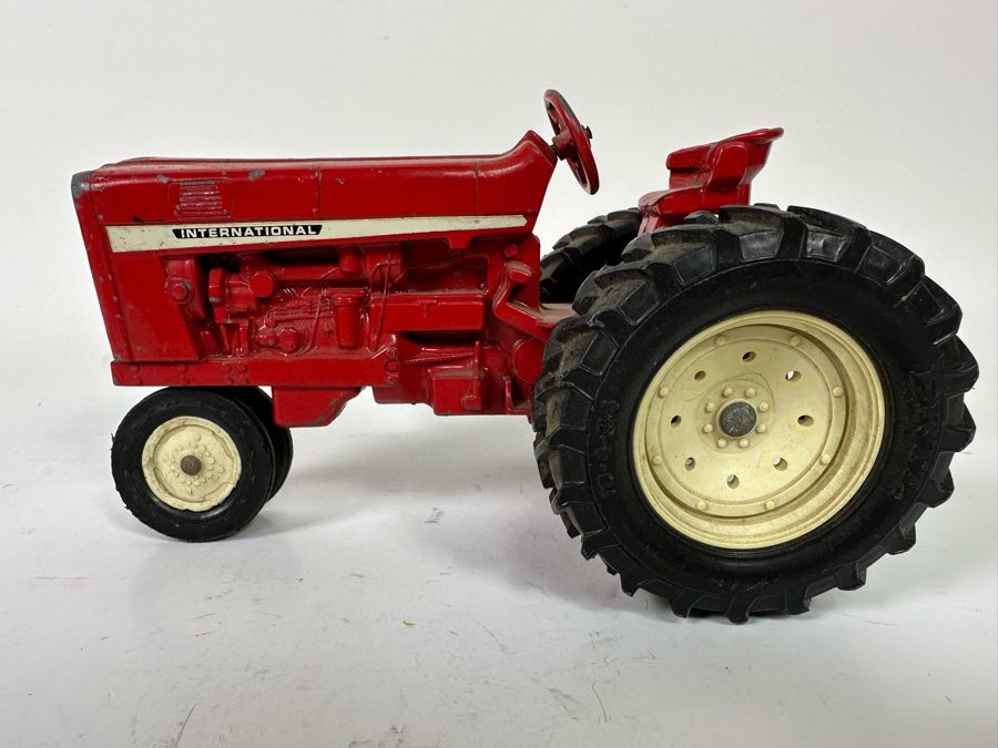 Vintage Ertl International Harvester Red Tractor Scale Model 1:16 8W X 5D X 4.5H [Photo 2]