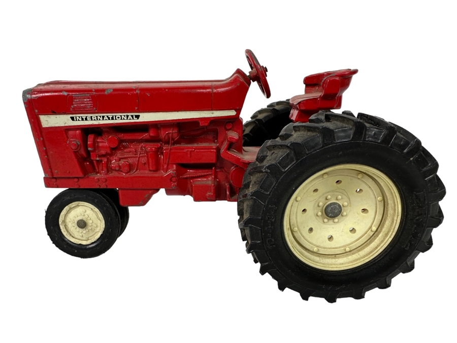 Vintage Ertl International Harvester Red Tractor Scale Model 1:16 8W X 5D X 4.5H [Photo 1]