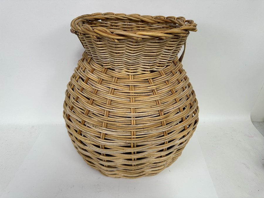 Woven Wicker Basket With Leather Strap 18W X 14D X 20H [FR] [Photo 4]