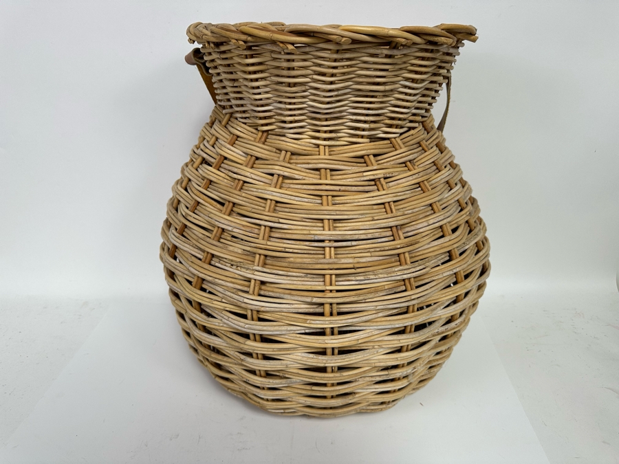 Woven Wicker Basket With Leather Strap 18W X 14D X 20H [FR] [Photo 3]