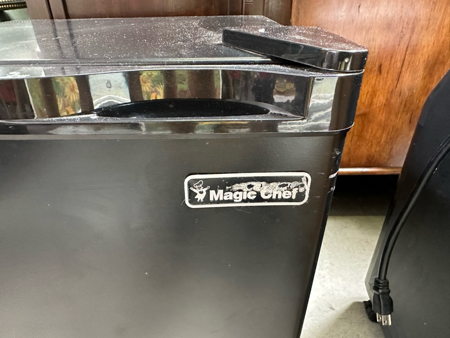 Magic Chef Small Black Refrigerator 17.5W X 19D X 25H [Photo 4]