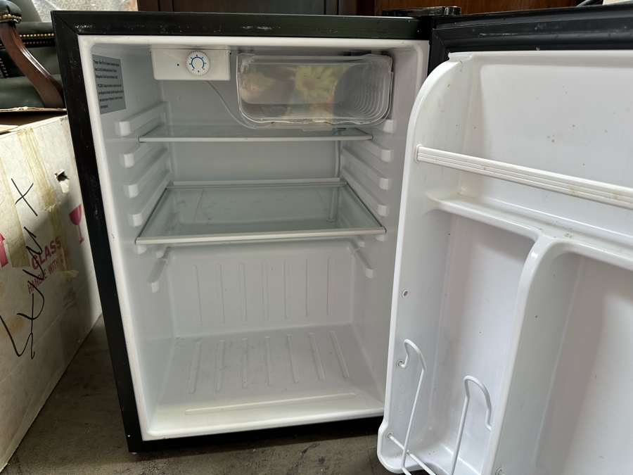 Magic Chef Small Black Refrigerator 17.5W X 19D X 25H [Photo 2]