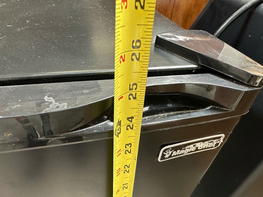 Magic Chef Small Black Refrigerator 17.5W X 19D X 25H [Photo 10]