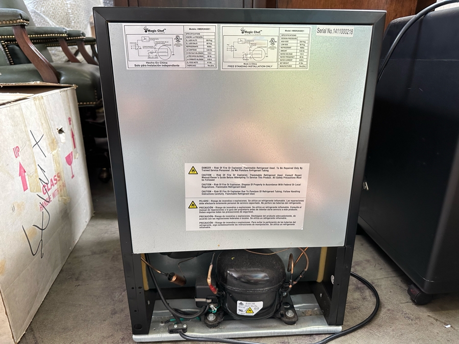 Magic Chef Small Black Refrigerator 17.5W X 19D X 25H [Photo 6]