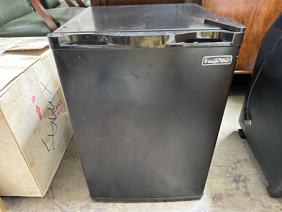Magic Chef Small Black Refrigerator 17.5W X 19D X 25H [Photo 3]