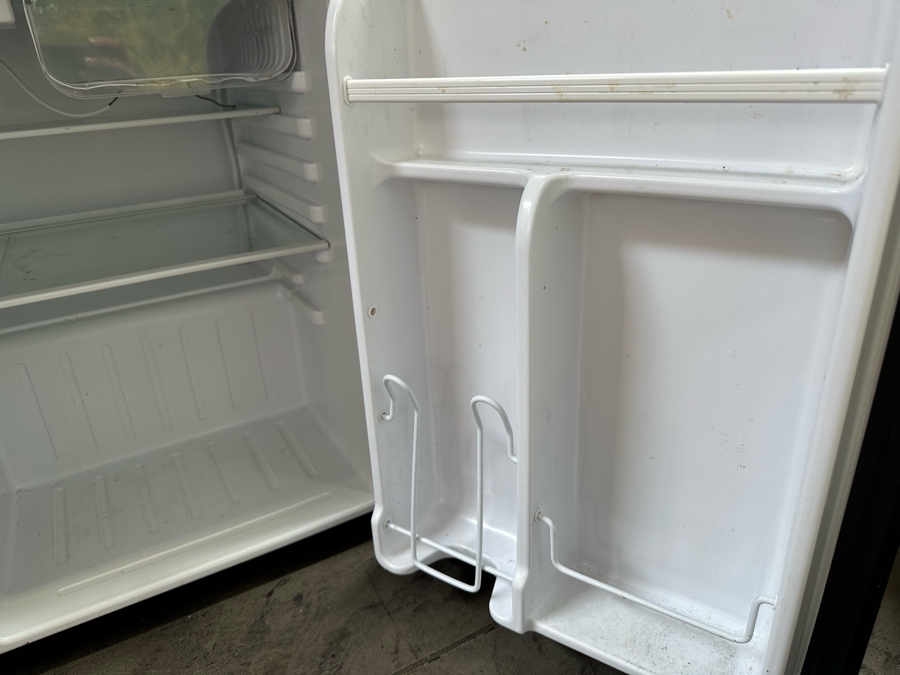 Magic Chef Small Black Refrigerator 17.5W X 19D X 25H [Photo 5]