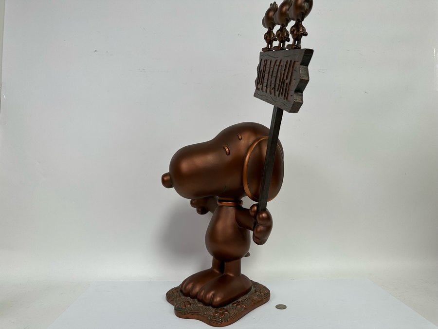 Danbury Mint Big Figurine Peanuts Snoopy Holding Up A Welcome Sign With Woodstock Resin 19W X 10D X 25H [Photo 7]