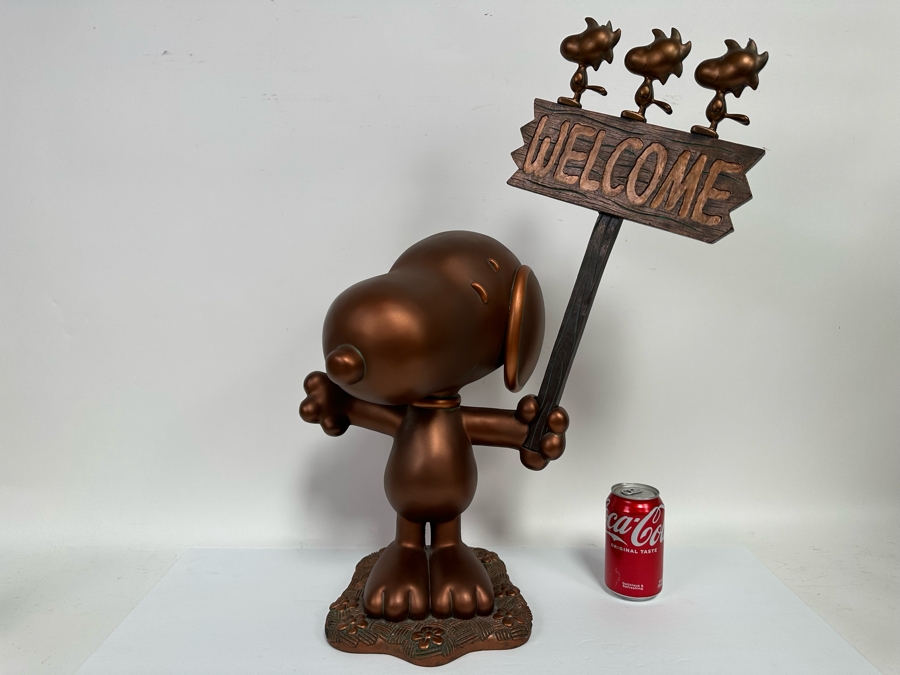 Danbury Mint Big Figurine Peanuts Snoopy Holding Up A Welcome Sign With Woodstock Resin 19W X 10D X 25H [Photo 3]