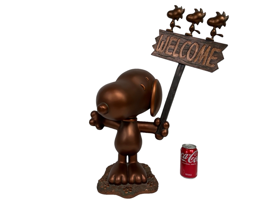 Danbury Mint Big Figurine Peanuts Snoopy Holding Up A Welcome Sign With Woodstock Resin 19W X 10D X 25H [Photo 1]