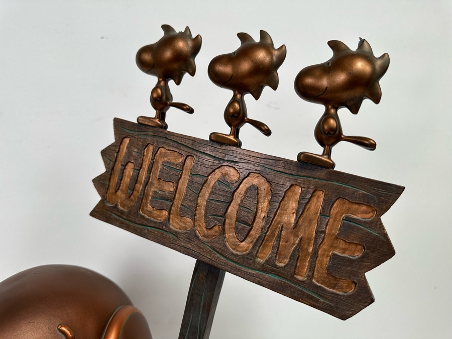 Danbury Mint Big Figurine Peanuts Snoopy Holding Up A Welcome Sign With Woodstock Resin 19W X 10D X 25H [Photo 6]