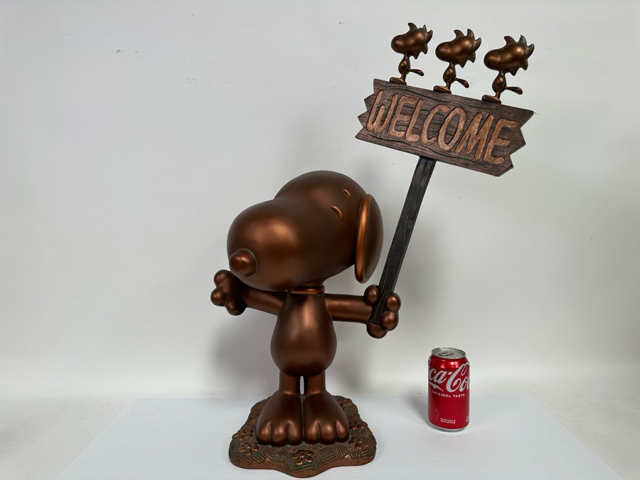 Danbury Mint Big Figurine Peanuts Snoopy Holding Up A Danbury Mint Big Figurine Peanuts Snoopy Holding Up A