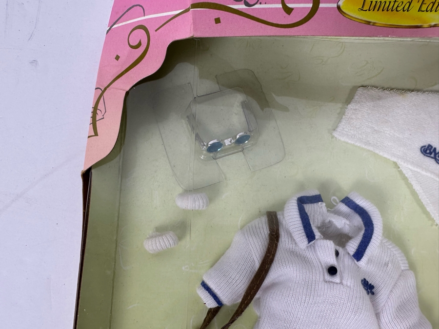 Limited Edition Mattel Barbie Court Favorite Clothes And Accessories In Damaged Box From The Barbie Millicent Roberts Collection 1997 #17569 [Photo 5]