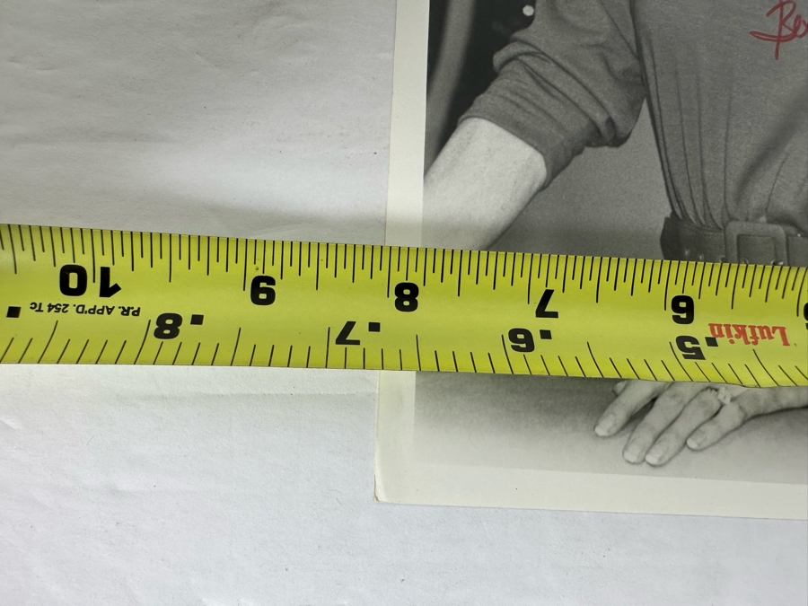 Autographed Vanna White Photograph 8 X 10 [Photo 9]