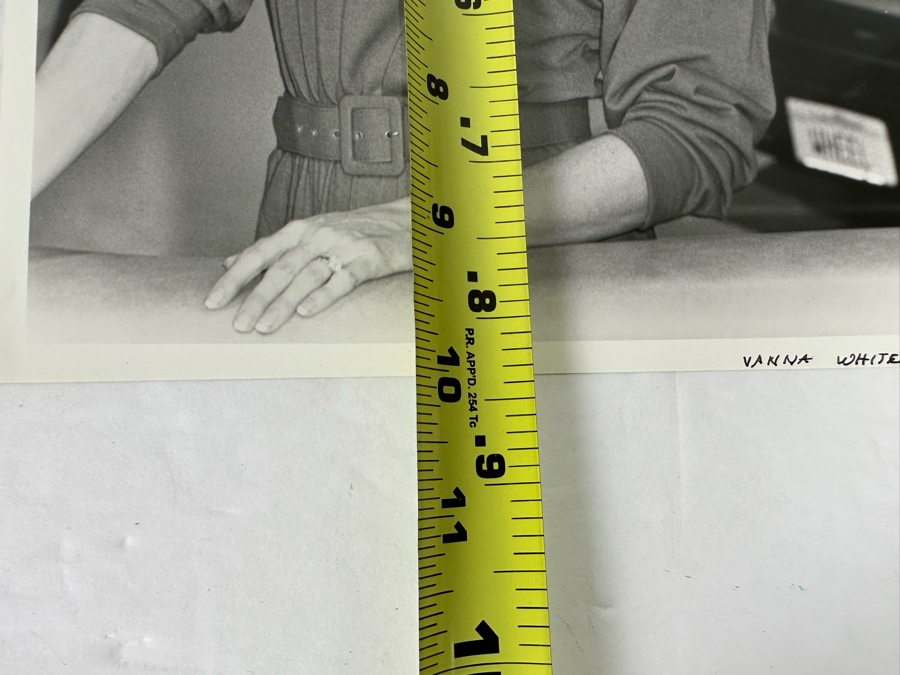 Autographed Vanna White Photograph 8 X 10 [Photo 10]