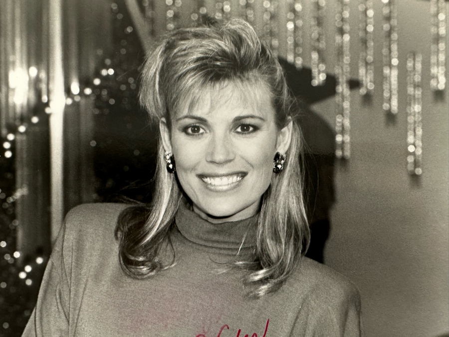 Autographed Vanna White Photograph 8 X 10 [Photo 4]