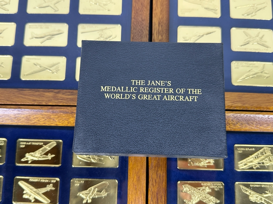 Limited Edition Of 15,000 First Collection Of The Jane's Medallic Register Of The World's Great Aircraft Consisting Of 100 Ingots Minted By The Franklin Mint With A Full Proof 24K Gold Electroplate On Solid Bronze W/ Cert Each Tray 13.5 X 9.5 - See Photos [Photo 6]
