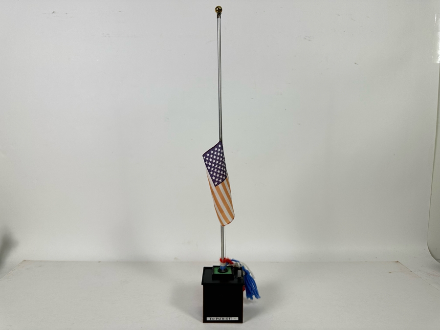 The Patriot Wind-Up Music Box Plays The Star Spangled Banner And Raises The US Flag While Playing 11H [Photo 2]