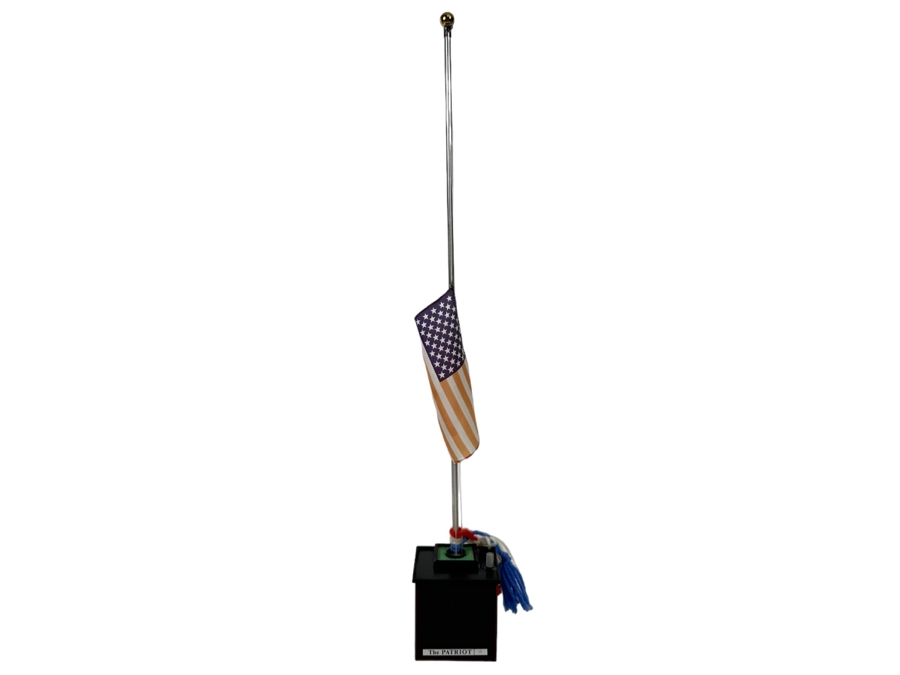 The Patriot Wind-Up Music Box Plays The Star Spangled Banner And Raises The US Flag While Playing 11H