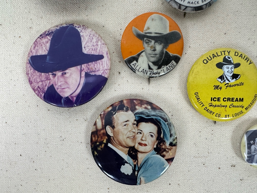 Collection Of Vintage Collectible Western Movie Star Actor Cowboy Buttons In Nice Shawdowbox Hinged Display Case 6 X 11 - See Photos [Photo 14]