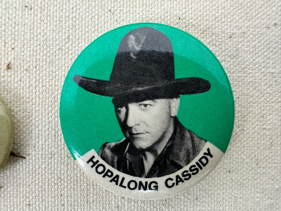 Collection Of Vintage Collectible Western Movie Star Actor Cowboy Buttons In Nice Shawdowbox Hinged Display Case 6 X 11 - See Photos [Photo 3]