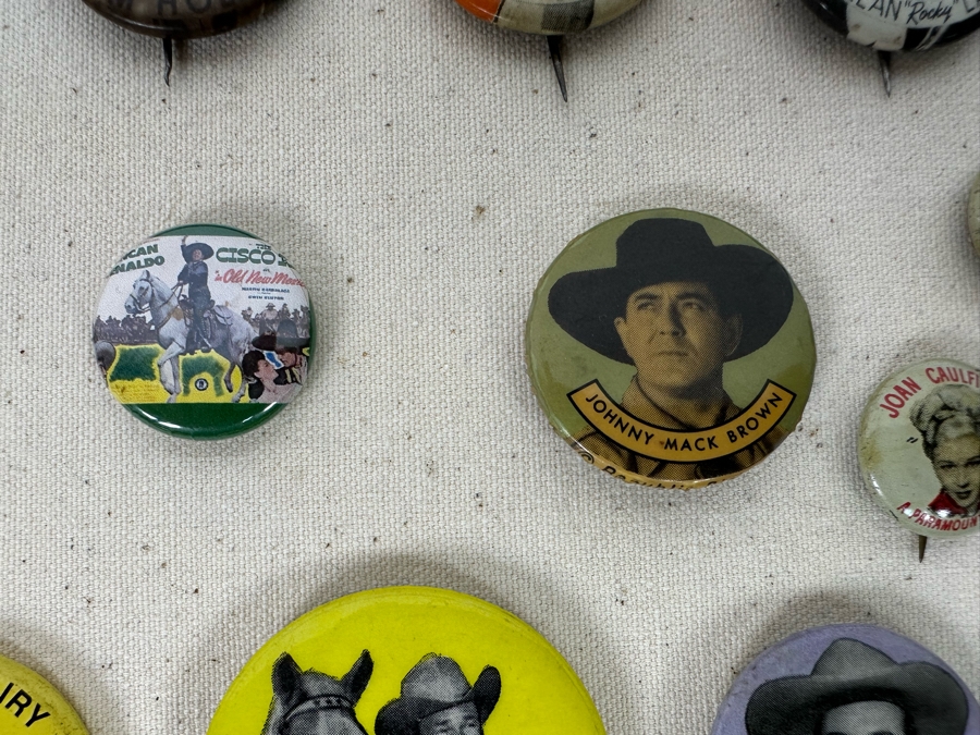 Collection Of Vintage Collectible Western Movie Star Actor Cowboy Buttons In Nice Shawdowbox Hinged Display Case 6 X 11 - See Photos [Photo 10]